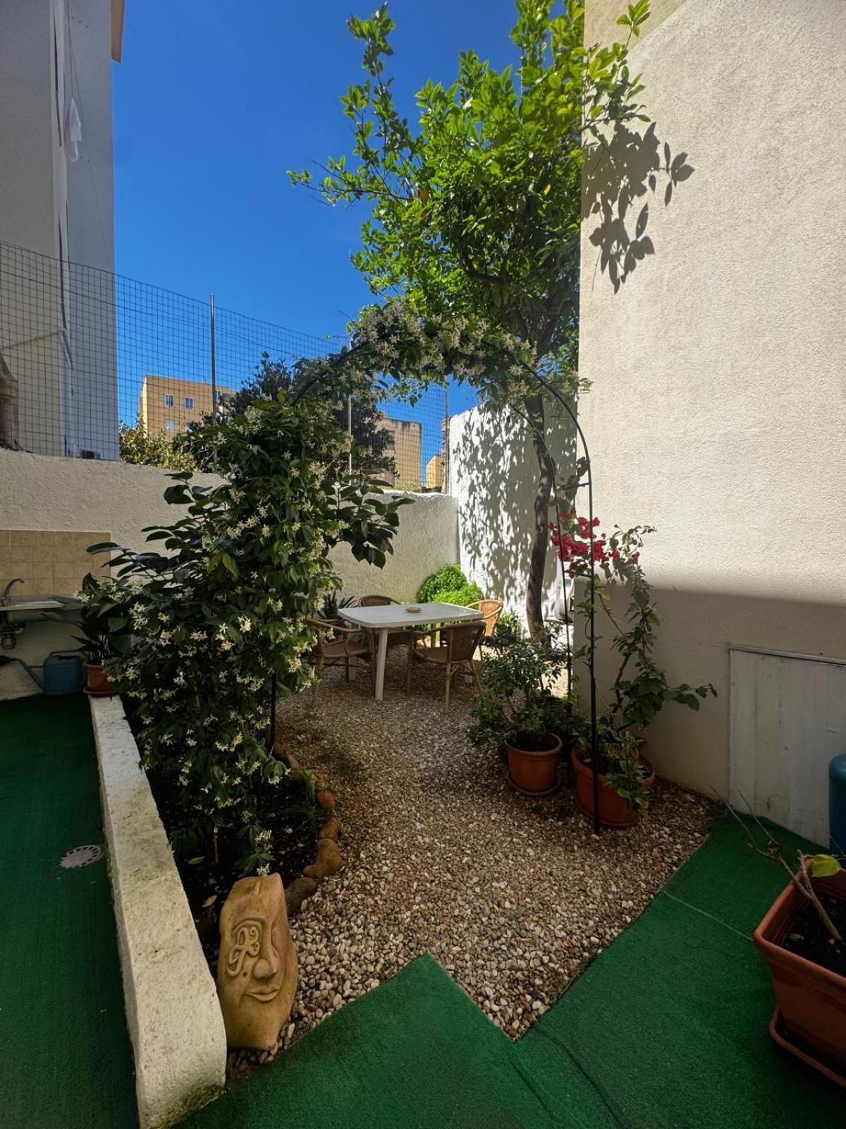 Flowered House With Garden Lejlighed *